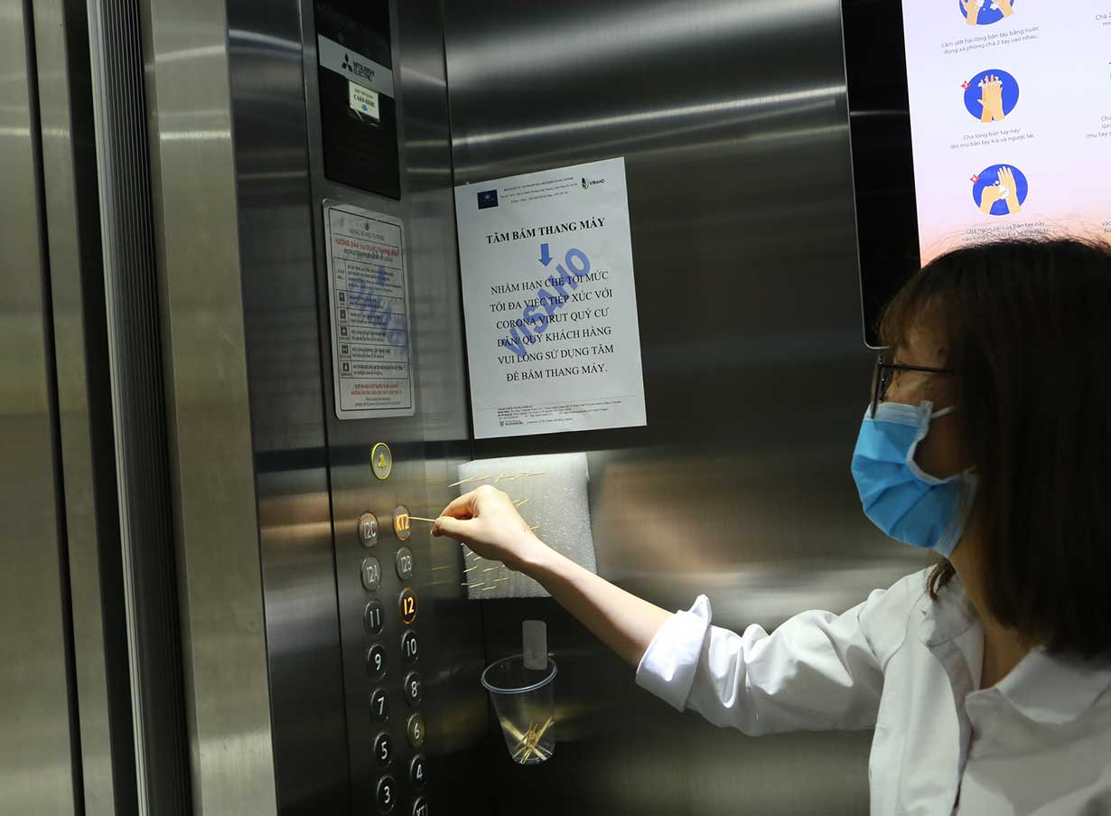 Phòng, chống dịch bệnh Covid-19 trong thang máy